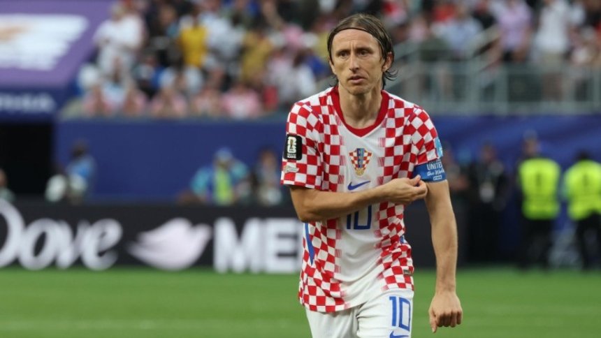 El futbolista croata Luka Modric, que el próximo día 9 cumplirá 41 años, seguirá en la selección de su país para disputar los partidos de la Liga de Naciones este otoño, según anunció este sábado la Federación Croata de Fútbol.