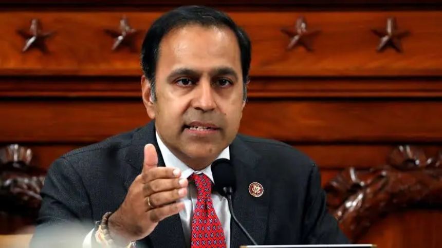 El congresista demócrata, Raja Krishnamoorthi, hizo una serie de cuestionamientos al acuerdo petrolero. Foto cortesía ABC7 Chicago