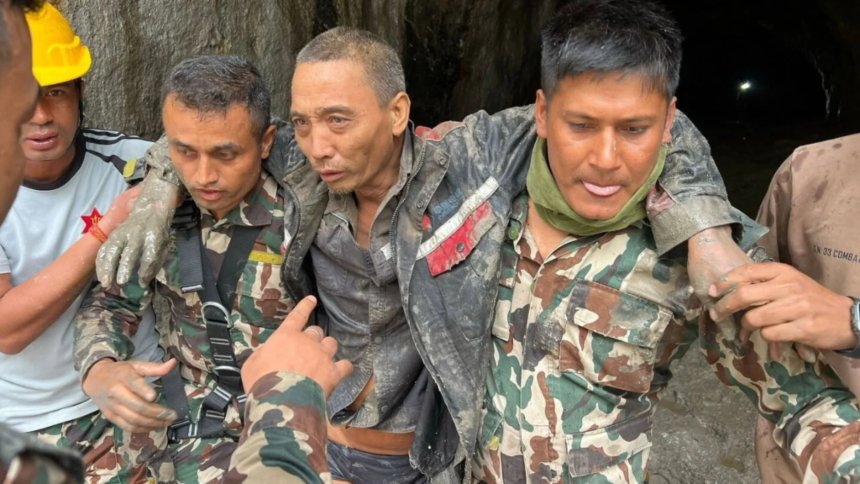 Rescatan con vida en Nepal a otras dos personas, once días después de la riada