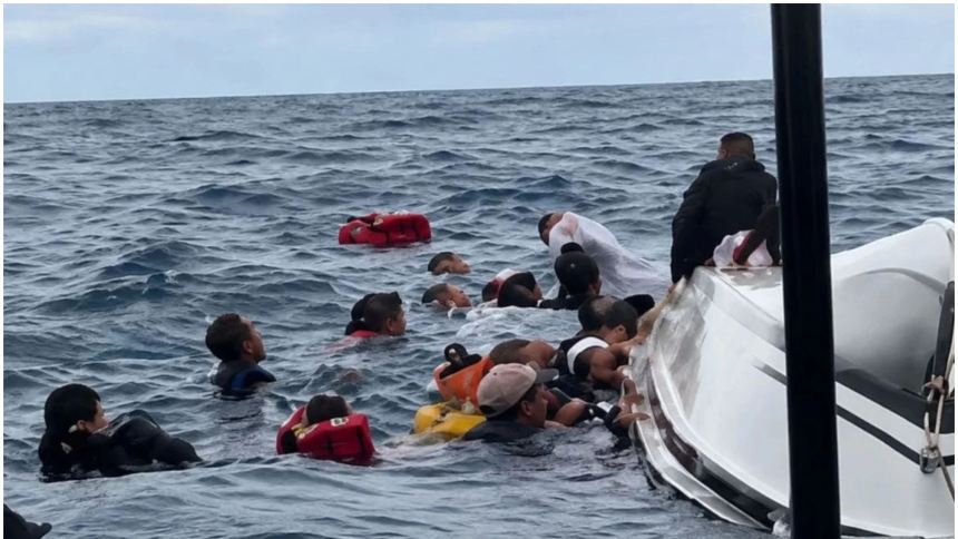 La lancha zozobró en las playas de Santa Marta (Colombia), sin causar víctimas fatales ni heridos. Foto Cortesía DIMAR.