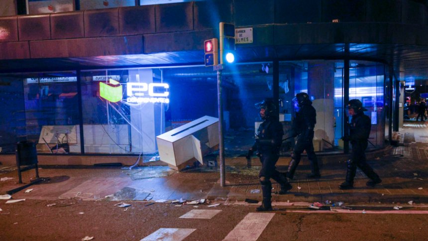 Protesta de jóvenes en Barcelona deriva en destrozos y choques con la policía, hay más de 100 detenidos