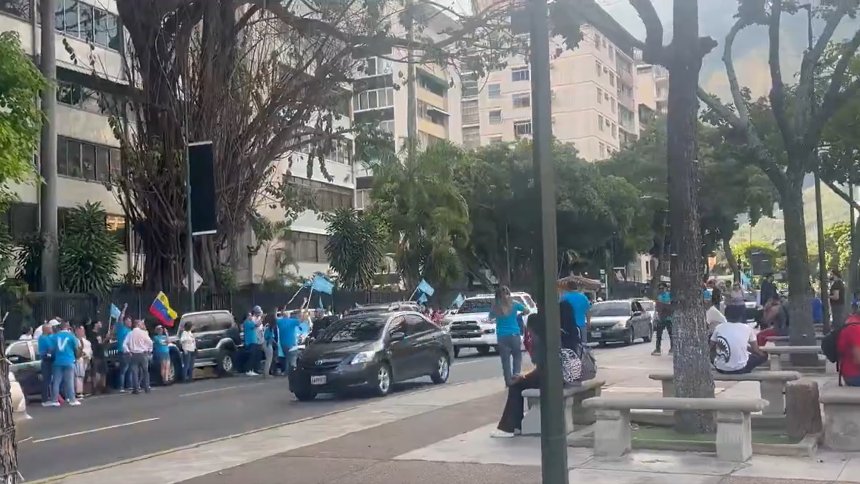 EN VIDEO: La gente empezó a concentrarse en la plaza Francia de Altamira esperando la llegada de María Corina