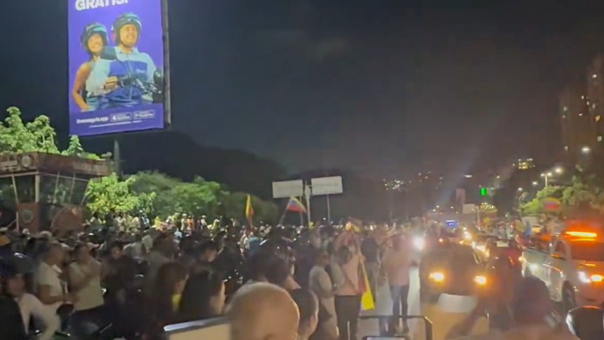 VIDEOS: La gente se concentra en la Valle-Coche y Santa Mónica a la espera de María Corina