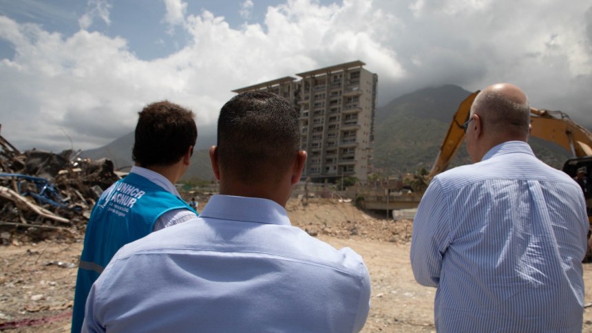 EN FOTOS: El alto comisionado de ACNUR visitó la zona más afectada por los terremotos en La Guaira