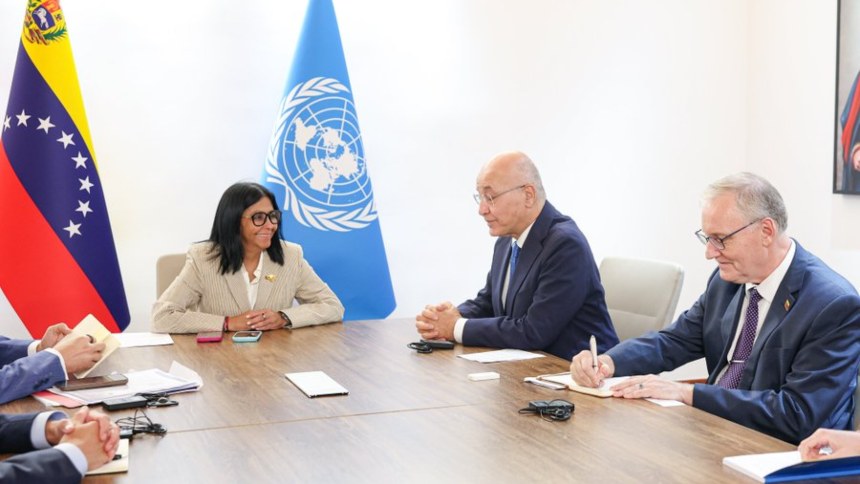 Alto comisionado de ACNUR visitó el país para tratar retorno de migrantes y consecuencias de los terremotos