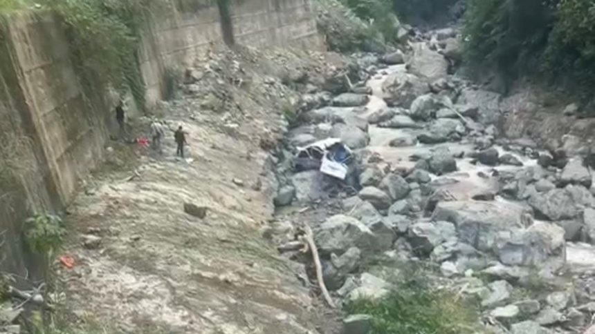 COLOMBIA: Desprendimiento de rocas provocó que un autobús cayera por un barranco, hubo cuatro muertos y tres heridos