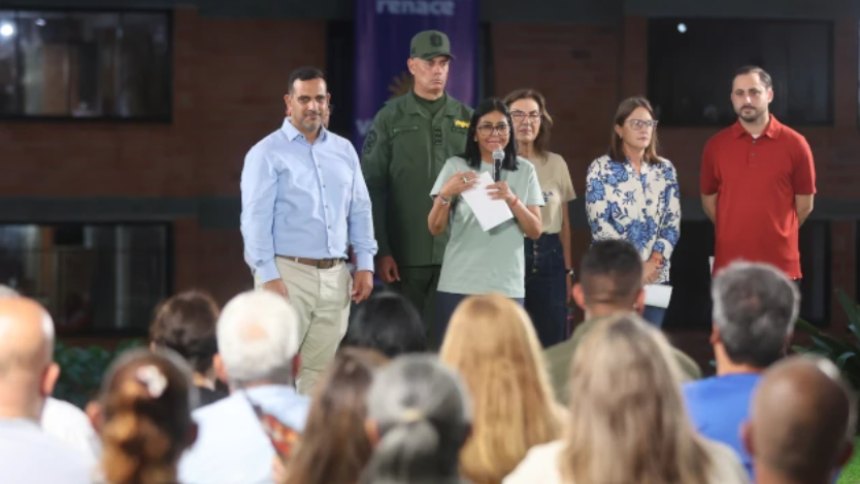 Delcy Rodríguez entregó financiamientos a más de 120 juntas de condominio. Foto cortesía Prensa Presidencial.