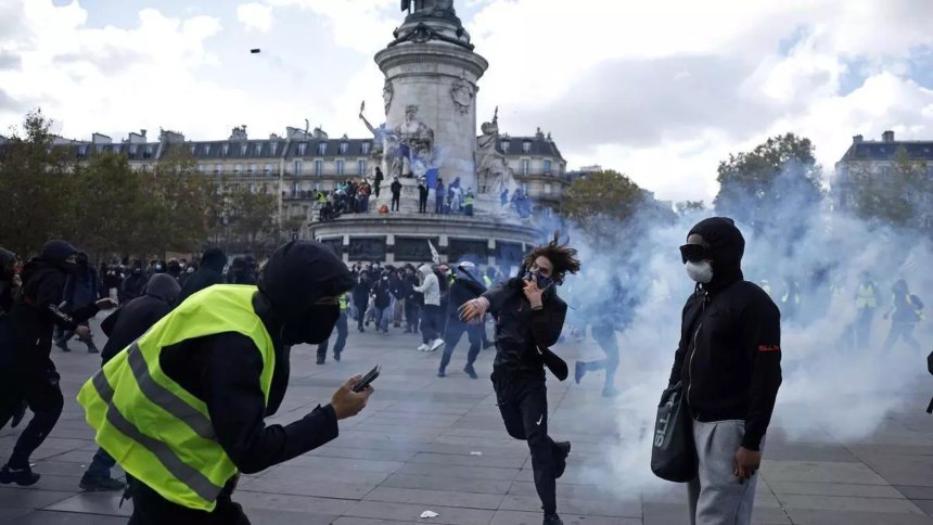 VIDEOS: Manifestantes se enfrentaron a la policía durante protestas en Francia este 17-Oct