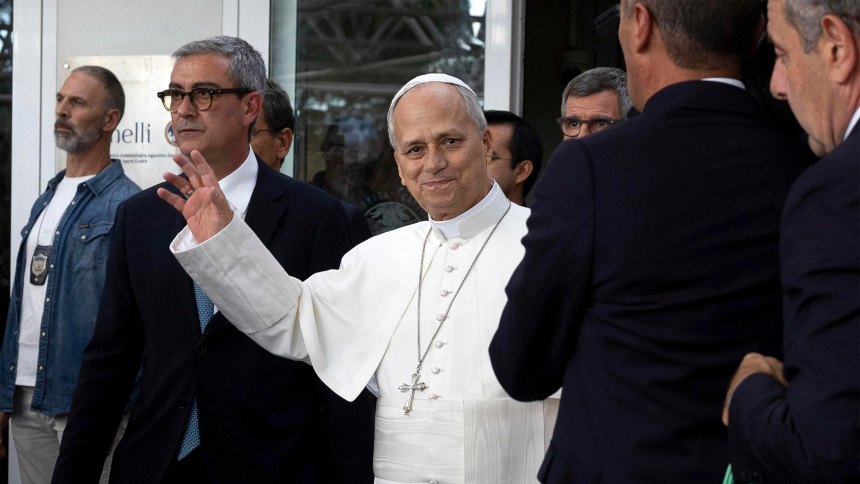 VIDEO: El papa León XIV recibió el alta hospitalaria y regresó al Vaticano